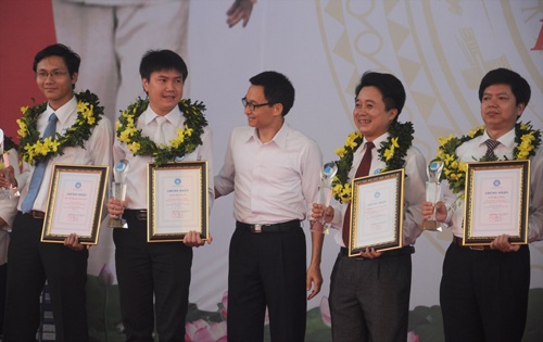 Phó thủ tướng Vũ Đức Đam vinh danh các gương mặt thầy thuốc trẻ tiêu biểu